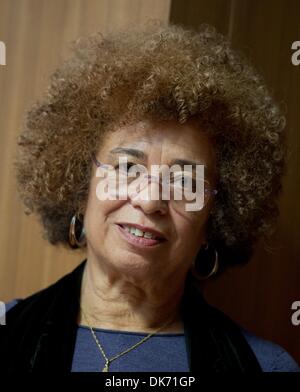 Francfort-sur-Main, Allemagne. 06Th Dec, 2013. Défenseur des droits nous et érudit Angela Davis est représenté à l'Université Goethe de Francfort-sur-Main, Allemagne, 03 décembre 2013. DAvis va démarrer un professeur invité à l'université. Photo : BORIS ROESSLER/dpa/Alamy Live News Banque D'Images
