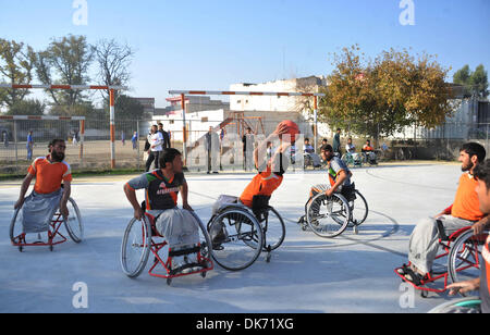 Nangarhar, Afghanistan, 3e mai 2013. Les joueurs de basket-ball en fauteuil roulant handicapés afghans participent à leur match amical. Source : Xinhua/Alamy Live News Banque D'Images