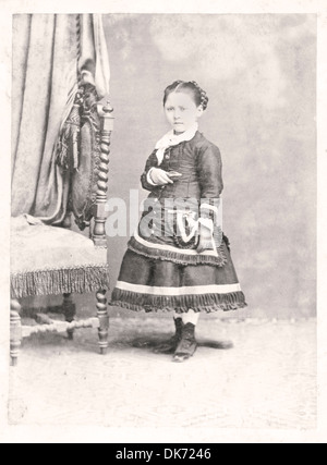 Portrait d'une vieille fille. Fait ​​In un studio. Vintage. Année 1890 Banque D'Images