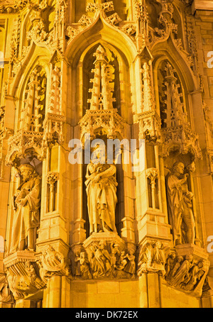 LEUVEN, BELGIQUE - 3 SEPTEMBRE : Détail de l'hôtel de ville gothique avec la statue de saint le 3 septembre 2013, en Belgique. Banque D'Images