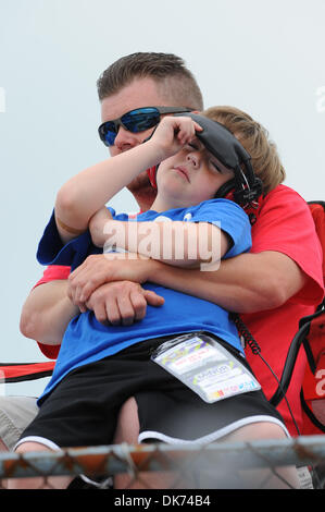 12 juin 2011 - Long Pond, Massachusetts, United States of America - un jeune fan tente de rester intéressé par le 5-Hour Energy 500 course de Sprint Cup à Pocono Raceway. (Crédit Image : © Brian Freed/ZUMAPRESS.com) Southcreek/mondial Banque D'Images