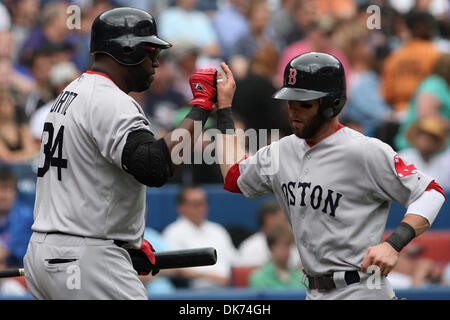 12 juin 2011 - Toronto, Ontario, Canada - Boston Red Sox Dustin Pedroia est félicité par David Ortiz (34) après avoir frappé son 5e circuit de la saison contre les Blue Jays de Toronto en MLB action au Centre Rogers de Toronto, Ontario. Boston a battu Toronto 14-1. (Crédit Image : © Jay Gula/ZUMAPRESS.com) Southcreek/mondial Banque D'Images