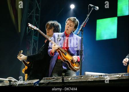 Sir Paul McCartney sur la pyramide de la scène La scène du festival de Glastonbury 2004. Banque D'Images