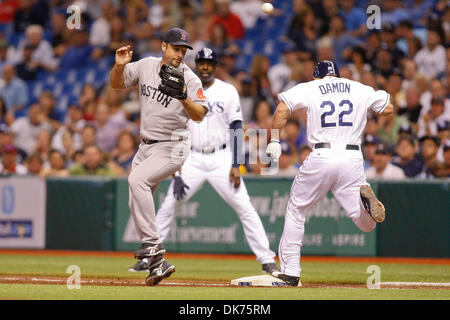 14 juin 2011 - St.Petersburg, Floride, États-Unis - le voltigeur des Rays de Tampa Bay Johnny Damon (22) est en sécurité à la première base à cause d'un lancer sauvage pour les Red Sox de Boston le lanceur partant Tim Wakefield (49) pendant le match entre les Rays de Tampa Bay et les Red Sox de Boston au Tropicana Field. Les rayons vaincre les Red Sox 3 - 0. (Crédit Image : © Luke Johnson/ZUMApress.com) Southcreek/mondial Banque D'Images