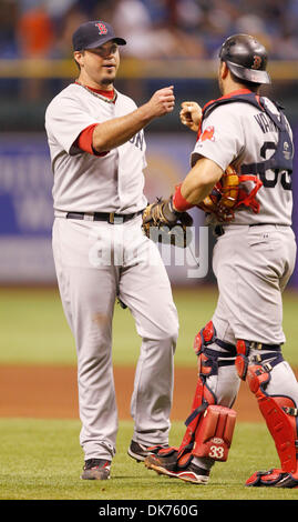 15 juin 2011 - St Petersburg, FL, USA - JAMES | BORCHUCK 335919 fois.SP  BORC rayons x (06/15/11) (St. Petersburg, FL) Josh Beckett est félicité par catcher Jason Veritek après Beckett jeu complet jeu blanc de les rayons qui n'avait qu'un hit de la Boston righty au Tropicana Field Mercredi, 15 juin 2011. [JAMES] BORCHUCK, fois (crédit Image : © St. Petersburg Times/ZUMAPRE Banque D'Images