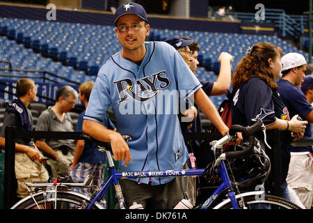 15 juin 2011 - St.Petersburg, Floride, États-Unis - DARREN O'DONNELL parle aux médias au sujet de son tour cycliste de baseball, où il prévoit de circonscription pour chaque équipe MLB en Amérique avant le match entre les Rays de Tampa Bay et les Red Sox de Boston au Tropicana Field. (Crédit Image : © Luke Johnson/ZUMApress.com) Southcreek/mondial Banque D'Images