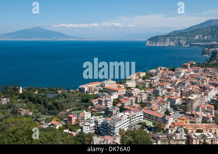 Sorrento. L'Italie. Vue aérienne de Sorrente et la baie de Naples avec le Vésuve en arrière-plan (à gauche). Banque D'Images