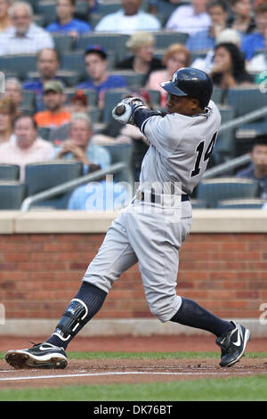 1 juillet 2011 - Flushing, New York, États-Unis - New York Yankees champ centre Curtis Granderson (14) des célibataires au champ droit pendant la première manche contre les Mets de New York au Citi Field. (Crédit Image : © Debby Wong/ZUMAPRESS.com) Southcreek/mondial Banque D'Images