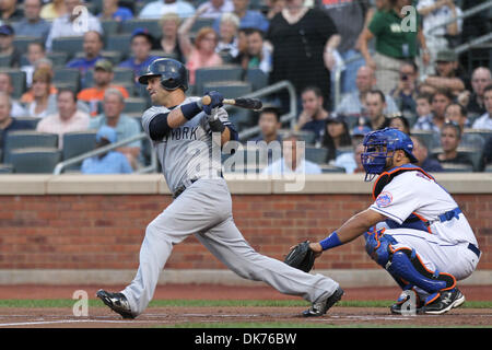 1 juillet 2011 - Flushing, New York, États-Unis - New York Yankees Nick Swisher fielder droit (33) des célibataires à champ central au cours de la première manche contre les Mets de New York au Citi Field. (Crédit Image : © Debby Wong/ZUMAPRESS.com) Southcreek/mondial Banque D'Images