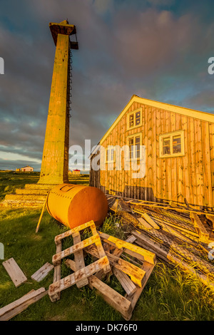 Tour d'observation et de maisons sur l'île de Flatey, Breidafjordur, Islande Banque D'Images