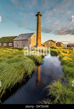 Tour d'observation et de maisons sur l'île de Flatey, Breidafjordur, Islande Banque D'Images