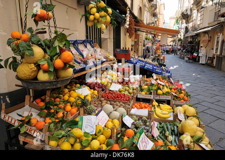 Sorrento. L'Italie. Agrumes cultivés localement en vente sur Via San Cesareo. Banque D'Images