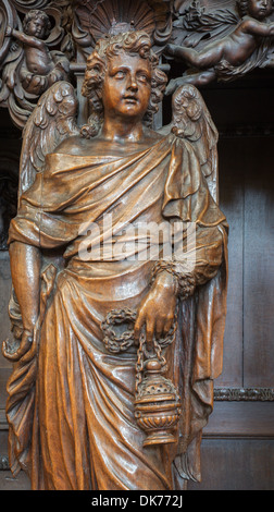 LEUVEN, BELGIQUE - 3 SEPTEMBRE : ange sculpté à la forme d'encens église St. Michaels (Michelskerk) Banque D'Images