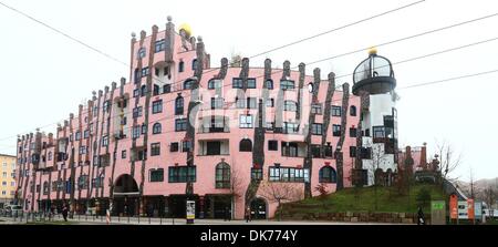 Magdeburg, Allemagne. 06Th Dec, 2013. La "citadelle verte', un bâtiment moderne conçu par l'artiste autrichien et l'architecte Friedensreich Hundertwasser (1928-2000), est photographié à Magdeburg, Allemagne, 03 décembre 2013. L'appartement et l'immeuble de bureaux est prévu pour être vendu à la Groupe Gestium à Halle/Saale qui gère l'immobilier pour les investisseurs de Swiss property management Actieninvest AG. Photo : Jens Wolf/ZB/dpa/Alamy Live News Banque D'Images