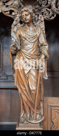 LEUVEN, BELGIQUE - 3 SEPTEMBRE : ange sculpté à la forme d'encens église St. Michaels (Michelskerk) Banque D'Images