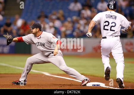 16 juin 2011 - St.Petersburg, Floride, États-Unis - Boston Red Sox de premier but Adrian Gonzalez (28) hors des Forces canadiennes le voltigeur des Rays de Tampa Bay Johnny Damon (22) à la première base pendant le match entre les Rays de Tampa Bay et les Red Sox de Boston au Tropicana Field. Plomb Red Sox 3 - 1 (Crédit Image : © Luke Johnson/ZUMApress.com) Southcreek/mondial Banque D'Images