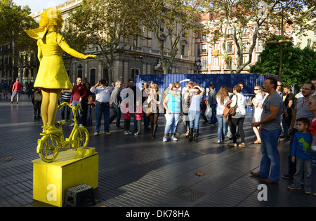 Amuseurs de rue, artiste de rue sur Les Ramblas, Barcelone, Espagne Banque D'Images