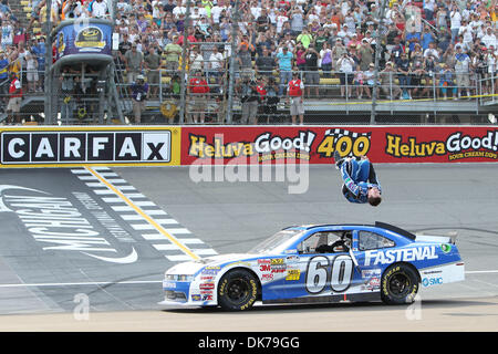 18 juin 2011 - Brooklyn, Michigan, États-Unis - pilote de la série Nationwide de NASCAR Carl Edwards célèbre dans la victoire lane après avoir remporté l'Alliance Truck Parts 250 au Michigan International Speedway (crédit Image : © Rey Del Rio/ZUMAPRESS.com) Southcreek/mondial Banque D'Images