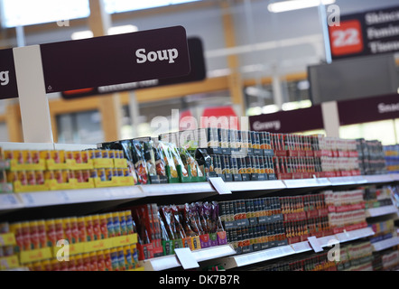 L'intérieur de supermarchés, la Grande-Bretagne, la soupe montrant UK Banque D'Images