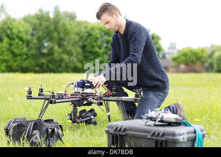 La préparation de l'ingénieur de drone de surveillance du parc Banque D'Images