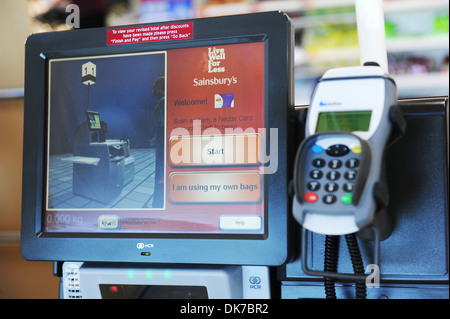 Machine de libre-encaissement, de libre-service commander ou Semi assisté activé Client Terminal (SACAT) machine, Sainsbury's, UK Banque D'Images