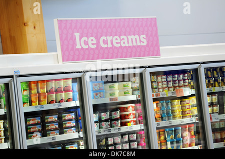 L'intérieur de supermarchés montrant des glaces pour la vente, l'Angleterre, Royaume-Uni Banque D'Images