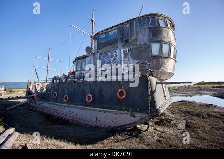 Un vieux bateau, Homer Spit en Alaska, USA Banque D'Images