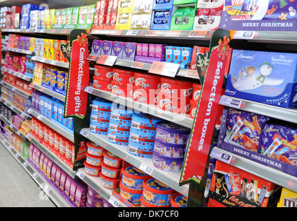 L'intérieur de supermarchés chocolat Noël montrant des boîtes de sélection, l'Angleterre, Royaume-Uni Banque D'Images