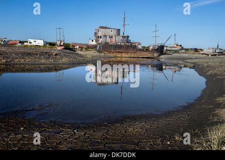 Un vieux bateau, Homer Spit en Alaska, USA Banque D'Images