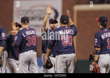 Le 21 juin 2011 - San Francisco, Californie, États-Unis - Minnesota Twins lanceur droitier Jose Mijares (50) célèbre avec ses coéquipiers comme ils vaincre les Giants de San Francisco 9-2. (Crédit Image : © Southcreek Dinno Kovic/global/ZUMAPRESS.com) Banque D'Images