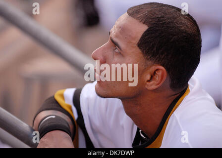 Le 21 juin 2011 - Pittsburgh, Pennsylvanie, États-Unis - l'arrêt-court des Pirates de Pittsburgh Ronny Cedeno (5) dans l'abri que les Pirates de Pittsburgh prendre sur les Orioles de Baltimore au PNC Park à Pittsburgh, PA....Pirates vaincre les Orioles 9-3. (Crédit Image : © Dean Beattie/global/ZUMAPRESS.com) Southcreek Banque D'Images