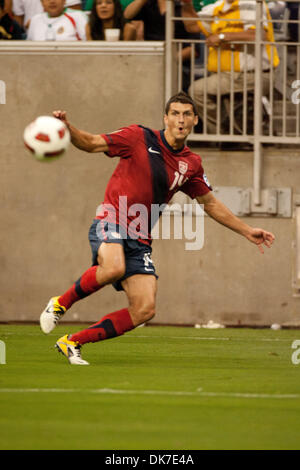 22 juin 2011 - Houston, Texas, États-Unis - United States Soccer Team Defender Eric Lichaj (14) passer la balle. USA a battu le Panama 1-0. (Crédit Image : © Juan DeLeon/global/ZUMAPRESS.com) Southcreek Banque D'Images