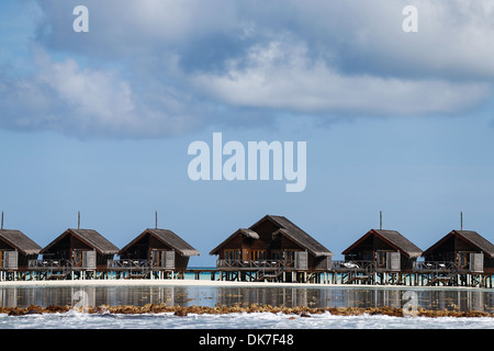 Destination de vacances Chalets cabines sur une île des Maldives sur des pilotis de bois Banque D'Images