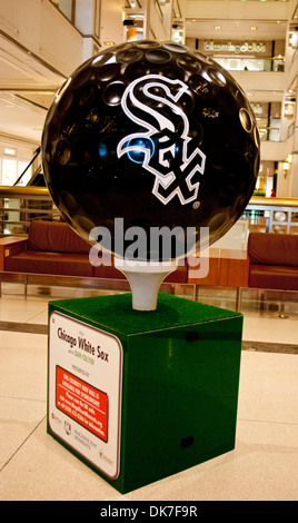 White Sox de Chicago une série de balles de golf sur l'écran géant à Chicago's Michigan Avenue dans le cadre d'une exposition pour promouvoir ce Banque D'Images