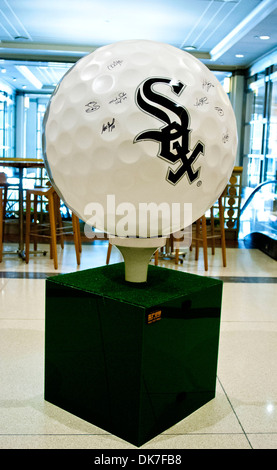 White Sox de Chicago une série de balles de golf sur l'écran géant à Chicago's Michigan Avenue dans le cadre d'une exposition pour promouvoir ce Banque D'Images