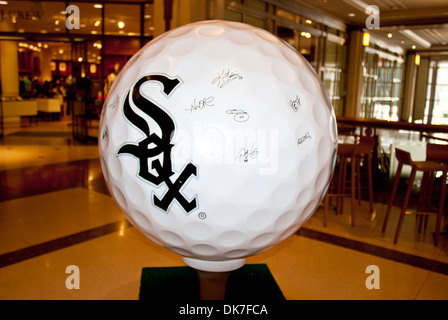 White Sox de Chicago une série de balles de golf sur l'écran géant à Chicago's Michigan Avenue dans le cadre d'une exposition pour promouvoir ce Banque D'Images