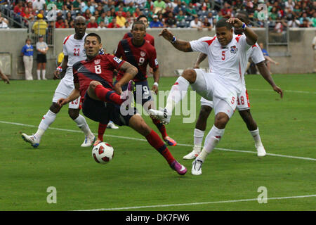 22 juin 2011 - Houston, Texas, États-Unis - United States Terrain C. Dempsey (8) menace pour les États-Unis une fois de plus. USA défait Panama 1 - 0 en demi-finale de la Gold Cup 2011 au Reliant Stadium de Houston, Texas. (Crédit Image : © Luis Leyva/ZUMAPRESS.com) Southcreek/mondial Banque D'Images