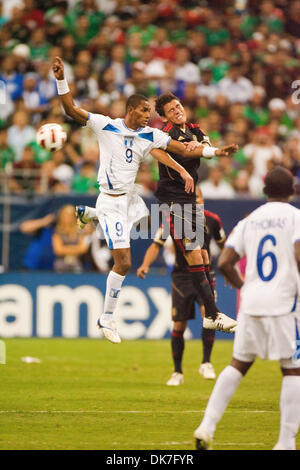 22 juin 2011 - Houston, Texas, États-Unis - le milieu de terrain de l'équipe de soccer Honduras Jerry Bengtson (9) saute en l'air. Le Mexique a battu le Honduras 2-0 en prolongation. (Crédit Image : © Juan DeLeon/global/ZUMAPRESS.com) Southcreek Banque D'Images