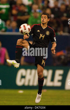 22 juin 2011 - Houston, Texas, États-Unis - Mexique dvd Javier Hernandez (14) fait rebondir le ballon sur son genou. Le Mexique a battu le Honduras 2-0 en prolongation. (Crédit Image : © Juan DeLeon/global/ZUMAPRESS.com) Southcreek Banque D'Images