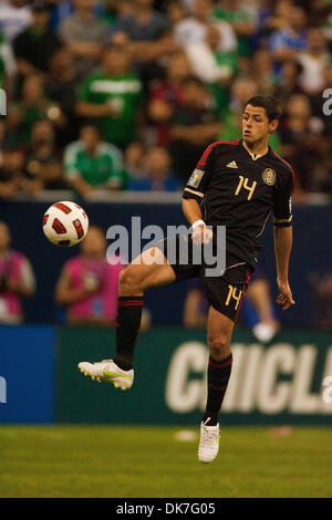 22 juin 2011 - Houston, Texas, États-Unis - Mexique dvd Javier Hernandez (14) fait rebondir le ballon sur son genou. Le Mexique a battu le Honduras 2-0 en prolongation. (Crédit Image : © Juan DeLeon/global/ZUMAPRESS.com) Southcreek Banque D'Images