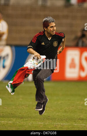 22 juin 2011 - Houston, Texas, États-Unis - UN Mexico Soccer ventilateur fonctionne sur le terrain pendant la partie de football. Le Mexique a battu le Honduras 2-0 en prolongation. (Crédit Image : © Juan DeLeon/global/ZUMAPRESS.com) Southcreek Banque D'Images