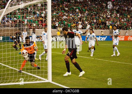 22 juin 2011 - Houston, Texas, États-Unis - Mexique attaquant Javier Hernandez kicks du deuxième objectif pour l'équipe du Mexique. Le Mexique a battu le Honduras 2-0 en prolongation. (Crédit Image : © Juan DeLeon/global/ZUMAPRESS.com) Southcreek Banque D'Images