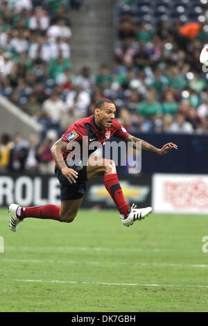 23 juin 2011 - Houston, Texas, États-Unis - United States Terrain J. Jones (13) sauts pour attraper le high pass. USA défait Panama 1 - 0 en demi-finale de la Gold Cup 2011 au Reliant Stadium de Houston, Texas. (Crédit Image : © Luis Leyva/ZUMAPRESS.com) Southcreek/mondial Banque D'Images