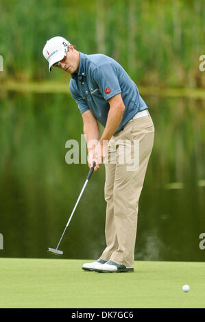 23 juin 2011 - Cromwell, Connecticut, États-Unis - Zach Johnson mise sur le 13e vert pendant le premier tour de l'action au championnat au voyageurs PTC River Highlands à Cromwell, Connecticut. Jouer est suspendue à 11h30 en raison du mauvais temps. (Crédit Image : © Geoff Bolte/ZUMAPRESS.com) Southcreek/mondial Banque D'Images