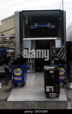 23 juin 2011 - Norwalk, Ohio, États-Unis - voiture de l'ACPP Ron archer commence à décharger l'équipement juste après mon arrivée à l'hippodrome. (Crédit Image : © Alan Ashley/ZUMAPRESS.com) Southcreek/mondial Banque D'Images