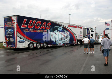 23 juin 2011 - Norwalk, Ohio, États-Unis - Larry Morgan's Pro Stock transporteur voiture arrive à la piste sous la pluie. (Crédit Image : © Alan Ashley/ZUMAPRESS.com) Southcreek/mondial Banque D'Images