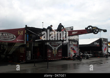 23 juin 2011 - Norwalk, Ohio, États-Unis - Del Worsham's Top Fuel dragster est déchargé de son transporteur de voiture après une interruption de la pluie. (Crédit Image : © Alan Ashley/ZUMAPRESS.com) Southcreek/mondial Banque D'Images