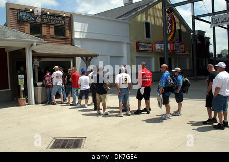 23 juin 2011 - Norwalk, Ohio, États-Unis - Les gens font la queue pour $1 de la crème glacée, un article populaire au sommet Motorpark. (Crédit Image : © Alan Ashley/ZUMAPRESS.com) Southcreek/mondial Banque D'Images