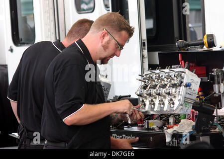 23 juin 2011 - Norwalk, Ohio, États-Unis - un membre d'équipage n'certains travaux sur la partie d'un moteur. (Crédit Image : © Alan Ashley/ZUMAPRESS.com) Southcreek/mondial Banque D'Images