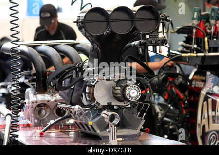 23 juin 2011 - Norwalk, Ohio, États-Unis - un turbocompresseur et du collecteur d'admission est assis sur une table, attendant d'être fixé sur le reste d'un moteur. (Crédit Image : © Alan Ashley/ZUMAPRESS.com) Southcreek/mondial Banque D'Images